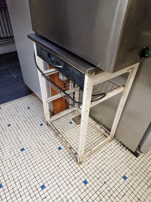 une image d'une cuisine avec un évier et une cuisinière
