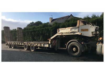 un gros camion garé sur le bord de la route