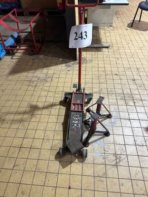 un panneau posé sur le sol d'un magasin, sur lequel figure une inscription
