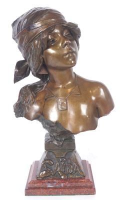 buste en bronze représentant une femme coiffée d'un turban, posé sur un socle en bois