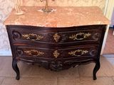 une commode en marbre dans le coin d'une pièce