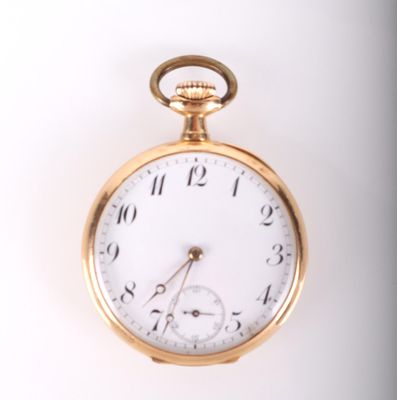 gros plan d'une montre de poche en or sur fond blanc