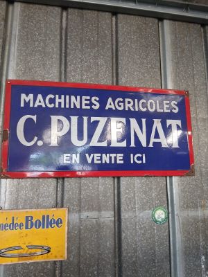 a sign that says machinees agricoless c puzennat en vente ici