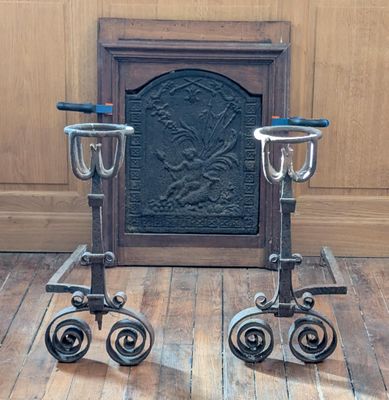 paire de tabourets de bar anciens en fonte, montés sur des roulettes en fonte