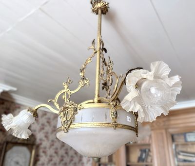 un lustre suspendu au plafond d'une pièce