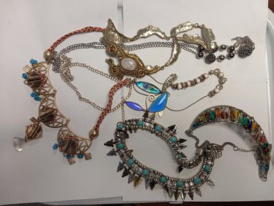 beaucoup de colliers et de bracelets posés sur une table