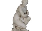 statue en marbre représentant un garçon agenouillé sur un rocher, tenant une fleur
