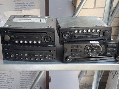 trois radios posées sur une étagère dans une pièce