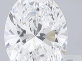 un gros plan d'un diamant taillé sur une surface blanche
