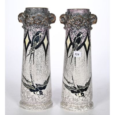 deux vases sur lesquels sont peints des oiseaux
