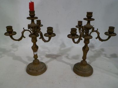 paire de candélabres anciens en laiton avec bougeoirs rouges