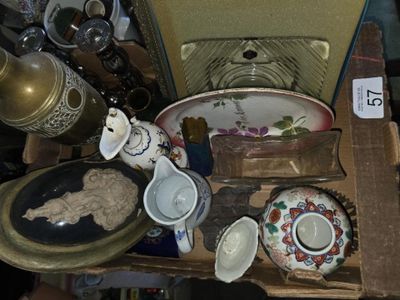 une table sur laquelle se trouvent de nombreux objets différents