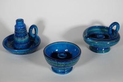 3 BOUGEOIRS en céramique émaillée bleu à décor géométrique s…