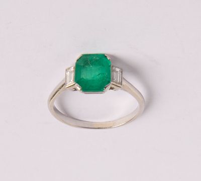 350 Bague en platine sertie d'une émeraude et de diamants, t…