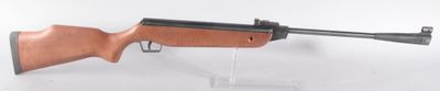 fusil exposé sur un socle en acrylique transparent, sur fond blanc