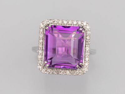 une bague en améthorate et diamants