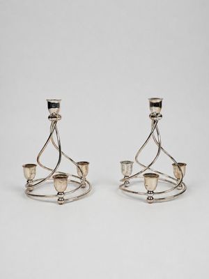 une paire de chandeliers en argent sur fond blanc