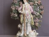 une figurine représentant une femme tenant une ombrelle