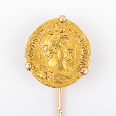 Pique à cravate serti d'un Aureus d'Hadrien or Avers : IMP C…