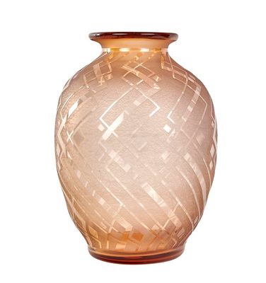 un vase en verre posé sur une surface blanche