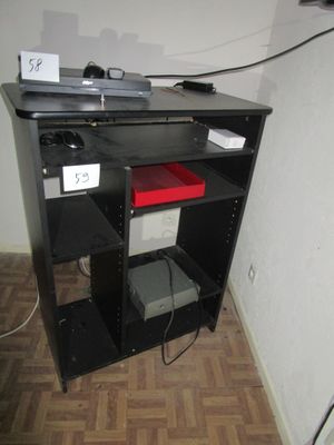 un bureau d'ordinateur noir sur lequel est posé un ordinateur portable