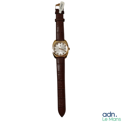 une montre montée sur un bracelet en cuir marron