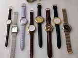 un grand nombre de montres posées sur la table