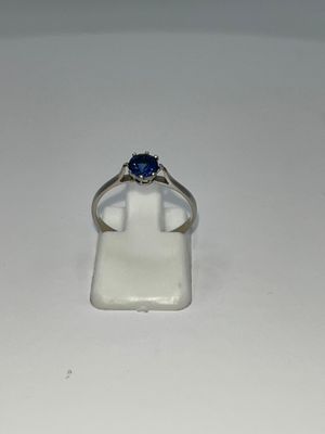 Bague en or blanc ornée d'un saphir taillé brillant.