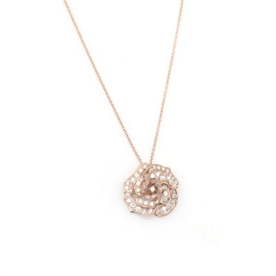 un collier en forme de rose, avec un pendentif en forme de rose suspendu à une chaîne