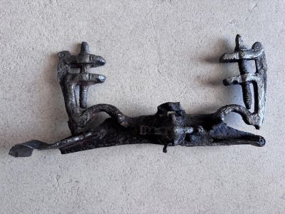 une photo montrant une paire de crochets métalliques fixés au mur