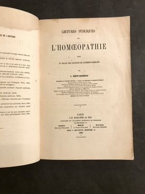 un livre ouvert posé sur une table, sur fond noir