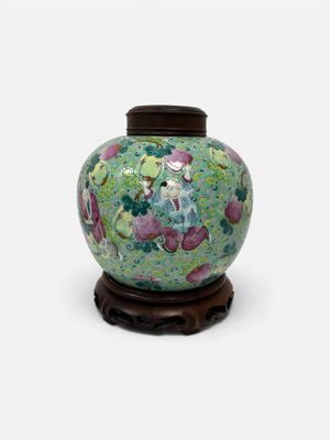 un vase muni d'un couvercle, posé sur un socle, sur fond blanc