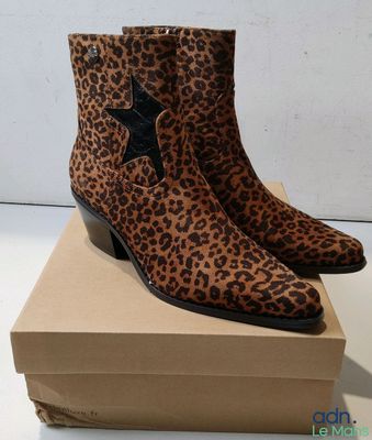 une paire de bottes à imprimé léopard avec une étoile sur le côté