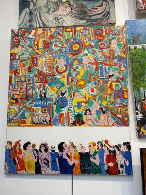 Plusieurs tableaux sont accrochés au mur dans une pièce.