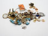 une pile de bijoux assortis sur une surface blanche