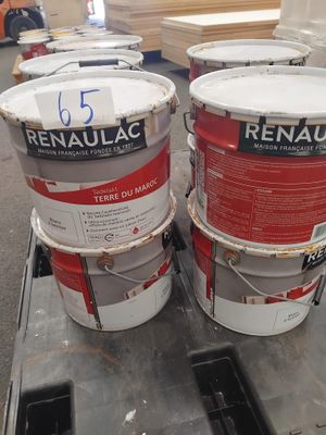 deux seaux de peinture posés sur une palette