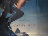 affiche du film « Catwoman » mettant en scène Catwoman dans la ville