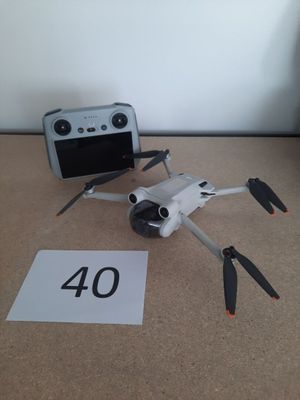 un petit drone télécommandé posé sur une table