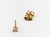 deux paires de boucles d'oreilles en or et diamants posées sur un fond blanc