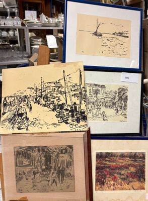 de nombreuses photos encadrées représentant des bateaux, exposées dans une pièce