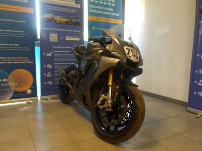 une moto garée dans un showroom