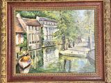 une peinture à l'huile représentant un bateau sur une rivière, avec des bâtiments en arrière-plan