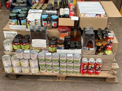 de nombreuses boîtes de conserve empilées sur une palette