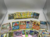 Les cartes Pokémon sont dans une boîte posée sur la table.
