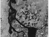 une photo en noir et blanc montrant une vue aérienne d'une rivière
