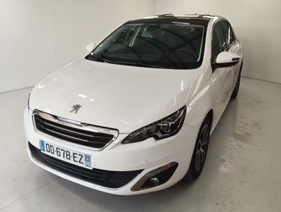 La voiture blanche est garée dans la pièce blanche de l'immeuble.