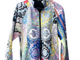 une veste colorée suspendue à un cintre sur un mur blanc