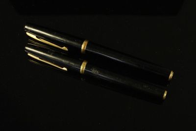 WATERMANS. Deux stylos plume en résine noire. Recharge à car…