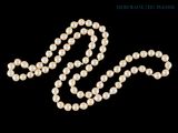 un collier de perles blanches sur fond noir