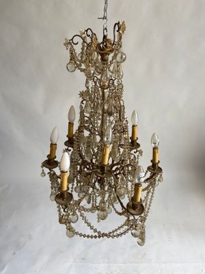 un lustre auquel sont suspendues plusieurs lampes